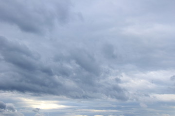 Dunkle bedrohliche Gewitterwolken und Regenwolken am grauen Himmel