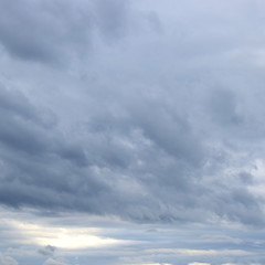 Fototapeta premium Dunkle bedrohliche Gewitterwolken und Regenwolken am grauen Himmel