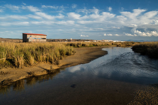 El río Jara en su paso por el observatorio de aves en la playa Los Lances, Parque Natural del Estrecho en Tarifa, Cádiz, Andalucía, España