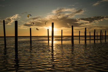 Riders de Kite surf navegando al atardecer en la playa Los Lances, Tarifa, Cádiz, Andalucía, España