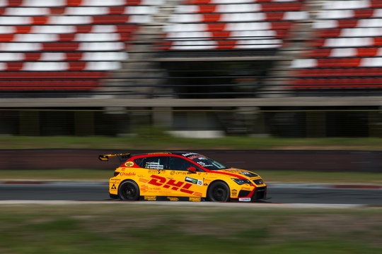 Seat Leon Cupra TCR DHL on track