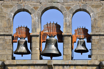 Obraz premium Les trois cloches XIXè siècle de Saint-Front (43550), département Haute-Loire en région Auvergne-Rhône-Alpes, France