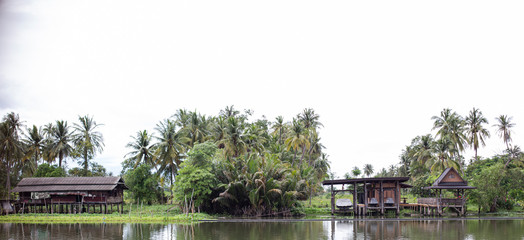 Fototapeta na wymiar Panorama of Thai house style in river.