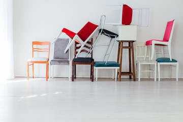 lots of chairs at the wall in the interior of the white office
