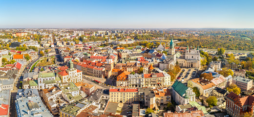 Lublina z lotu ptaka. Panorama miasta z widoczną Wieżą Trynitarską, Brama Krakowską  i zamkiem Lubelskim.