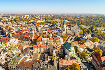 Fototapeta na wymiar Krajobraz miasta Lublin z lotu ptaka z widocznym Ratuszem, Bramą Krakowską, Katedrą i zamkiem.