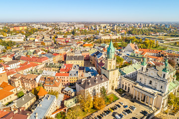 Fototapeta na wymiar Wieża Trynitarska i Katedra - Lublin z lotu ptaka. Stare miasto widziane z powietrza.