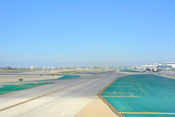 Fototapeta na wymiar LOS ANGELES, CA, USA - MARCH 30, 2018 : The runway of Los Angeles LAX airport.