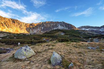 Piękny zachód słońca w górach Tatrach. Dolina Pięciu Stawów Polskich.