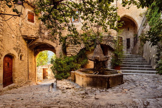 Fototapeta Brunnen in Crestet Provence