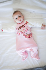 bimba con tutina rosa