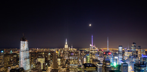 Skyline Manhatten Richtung Empire State bei Nacht mit Mond