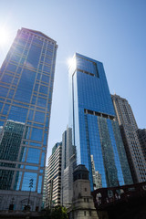 Fototapeta na wymiar Sonnenlicht spiegelt sich in Höchhäusern von Chicago 