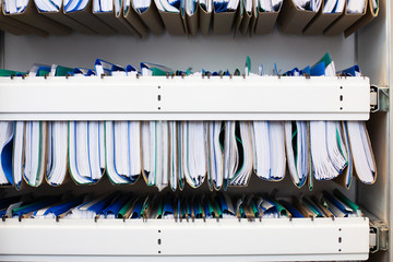 Aktenschrank mit Akten im  Büro