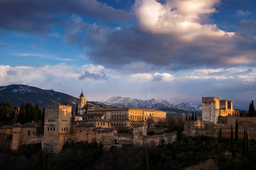 Fototapeta na wymiar Vista exterior de la Alhambra con luz de atardecer, Granada, Andalucía, España 