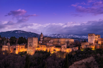 Vista exterior de la Alhambra al anochecer, Granada, Andalucía, España	 - obrazy, fototapety, plakaty