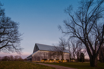 Obraz premium Barn sunrise