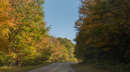 Obraz premium Fall Colors Show - Blue ridge Parkway North Carolina - Drive Through