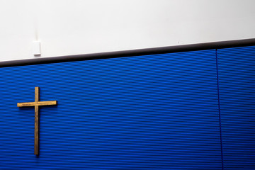 Holzkreuz, blauer Hintergrund