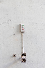 Alte defekte Schalter an weisser Wand