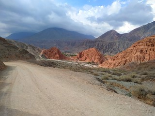 Camino de los colorados - entre cerros rojos en purmamarca