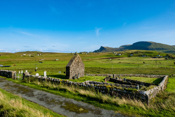 Ruine einer Kirche mit Friedhof in den schottischen Highlands