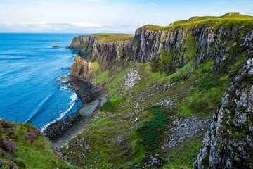 Steile Klippen an der Nordküste der Isle of Skye