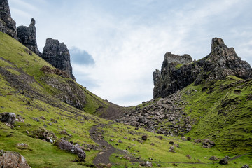 Wandern zwischen imposanten Felsformationen auf der Isle of Skye