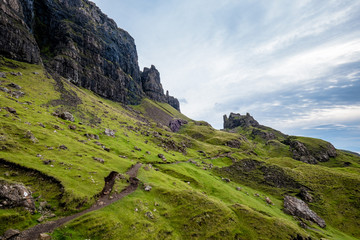 Wandern zwischen imposanten Felsformationen entlang der Trotternish Ridge auf der Isle of Skye