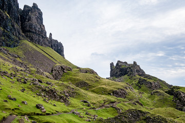 Fototapeta na wymiar Imposante Felsformationen auf der isle auf Skye entlang der Trotternish Ridge