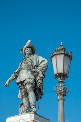 Fototapeta na wymiar Gustav Adolf Denkmal mit Strassenlampe in Göteborg