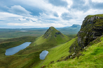 Steile Grashänge und zwei Seen am Fuße der Trotternish Ridge auf der Isle of Skye
