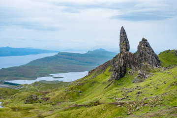 Der Old man of Storr auf der Isle of Skye mit dem Nordatlantik im Hintergrund
