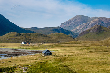 Einsame Hütten in einer Bucht der Isle of Skye