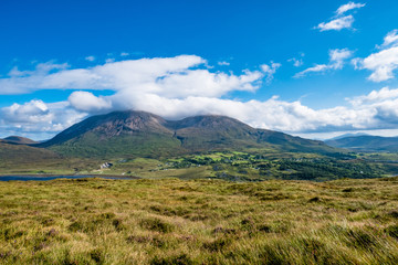 Der Berg Beinn na Caillich an einem sonnigen Tag auf der Isle of Skye