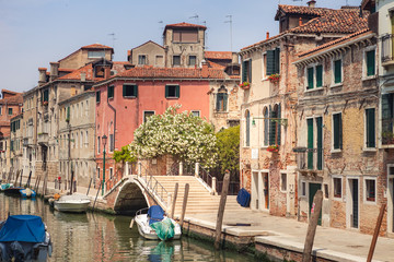 Fototapeta na wymiar Empty streets of Cannaregio district of Venice. Ponte Brazzo on Fondamenta de la Sensa