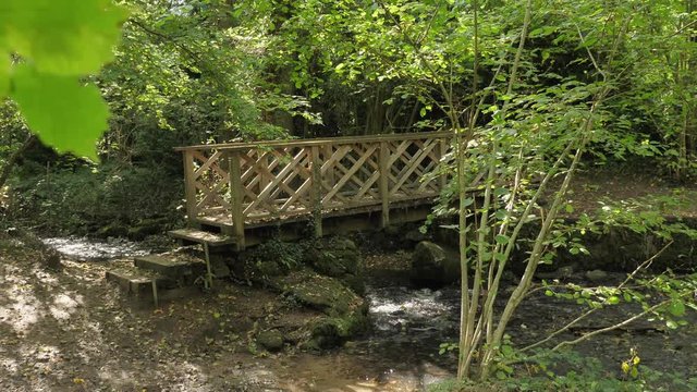 Pont de bois au dessus d'un courant