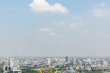 Naklejka premium Nonthaburi, Tajlandia. -18 września 2019 Widok z góry na miasto i lokalizację Chao Phraya w prowincji Nonthaburi w Tajlandii