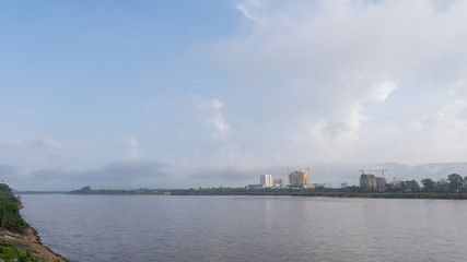 Fototapeta na wymiar The Mekong River adjacent to Thailand and Laos with a beautiful sky.