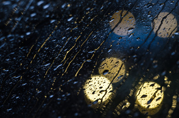 дождь на стекле капли по стеклу  дождь  капли разводы на стекле