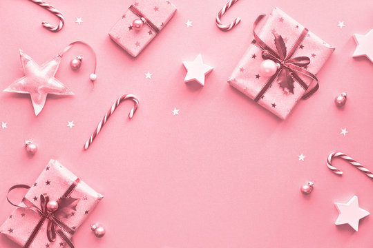 filtrar cápsula menor Festive monochrome pink Christmas background with pink gift boxes, stripy  candy canes, trinkets and decorative stars, geometric flat lay with  copy-space foto de Stock | Adobe Stock