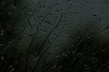 дождь на стекле капли по стеклу  дождь  капли разводы на стекле