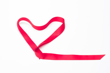 Cinta de tela de color rojo con forma de corazón
