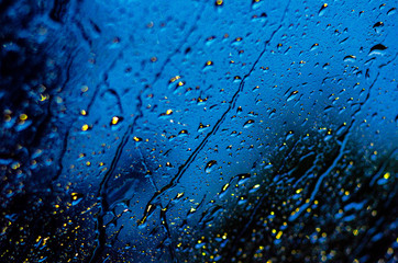 Капли, капли на стекле, 