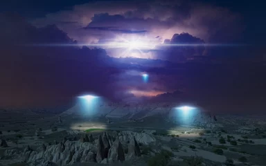 Poster Buitenaardse schepen inspecteren het oppervlak van de planeet met felle schijnwerpers, onweerswolken worden verlicht door bliksem van binnenuit op de achtergrond. © IgorZh