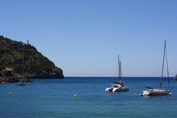 Boot in einer Bucht am Meer