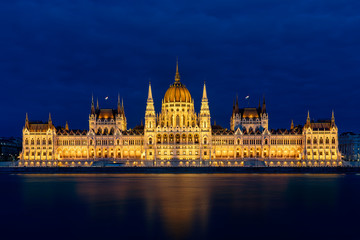 Fototapeta na wymiar Parlamento de Budapeste