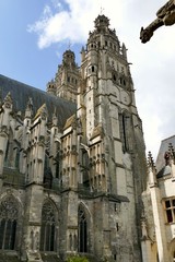 La cathédrale Saint-Gatien de Tours vue depuis le cloître 