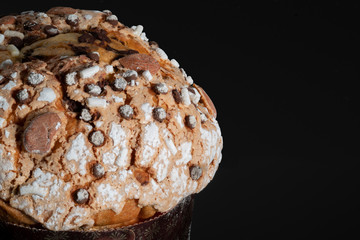 Panettone, tipico dolce natalizio italiano con mandorle, cioccolato e zucchero