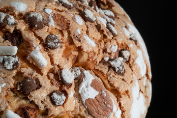 Panettone, tipico dolce natalizio italiano con mandorle, cioccolato e zucchero